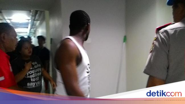 Ratusan Aparat Razia Apartemen Kalibata City Penghuni Ratusan Aparat Razia Apartemen Kalibata City Penghuni