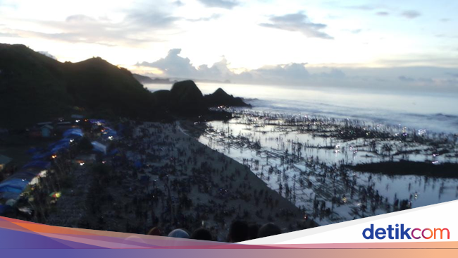 Bau Nyale! Ribuan Orang Berburu Cacing Laut dengan Gembira