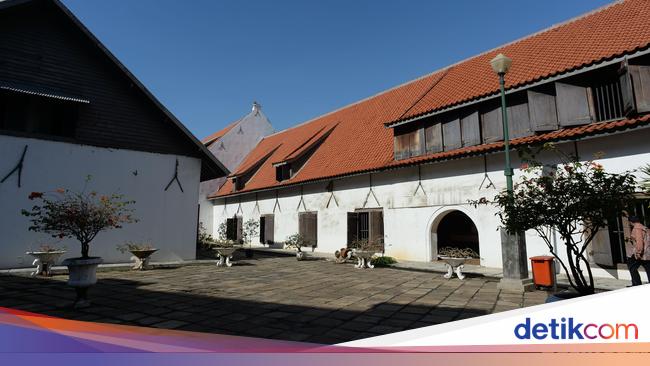 Bangunan Bersejarah Peninggalan Kolonial Riwayatmu Kini Terabaikan