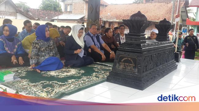 Keluarga Sby Akan Terbitkan Memoar Tentang Sarwo Edhie