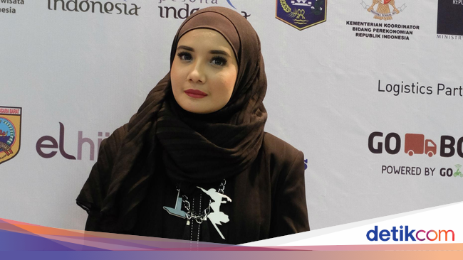 Zaskia Sungkar Tampilkan Batik Hitam-Putih di IFW 2016