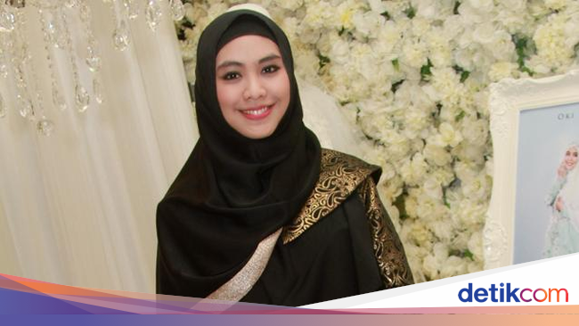 Oki Setiana Dewi Kesulitan Jadi Desainer Gaun  Pengantin  Syar i 