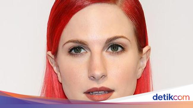 Hayley Williams Rilis Brand  Cat  Rambut  dengan Warna warna 