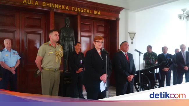 Menhan Australia Serahkan Buku Putih Pertahanan ke Indonesia Menhan Australia Serahkan Buku Putih Pertahanan ke Indonesia