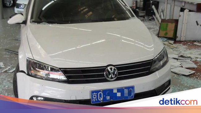 Mobil yang Dibeli Tidak Memuaskan Pria Ini Tabrak dan Mobil yang Dibeli Tidak Memuaskan Pria Ini Tabrak dan