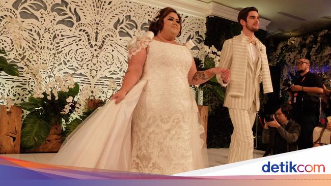 Ivan Gunawan Tampilkan Model Berbobot 120 Kg Di Fashion Show