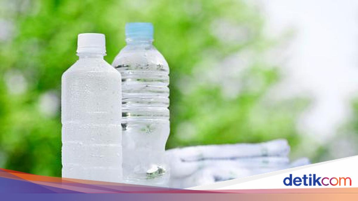 Seorang perempuan ceritakan bagaimana impiannya sebagai pramugari Singapore Airlines runtuh hanya dalam semalam. Semua karena botol air minum!