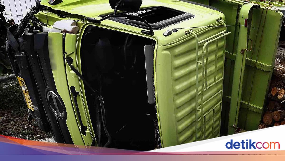 Truk Kontainer Terbalik di Tol Japek Arah Cikarang