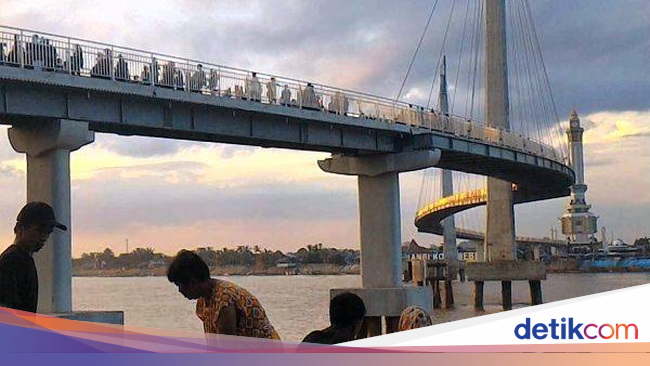 Seperti Luar Negeri, Jambi Punya Jembatan Pedestrian Keren!