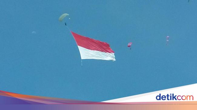 Keren Kopassus Pecahkan Rekor Kibarkan Bendera Merah Putih Terbesar Di Udara