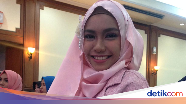 Terbang dari Bali, Hijabers Cantik Ini Dipuji Dhini 