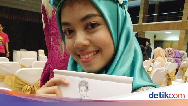 Wanita Ini Pamer Rancangan Busana Sendiri di Audisi 