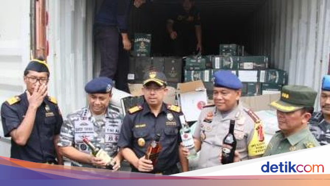 Upaya Penyelundupan Miras dan Baju Bekas dari Luar Negeri Upaya Penyelundupan Miras dan Baju Bekas dari Luar Negeri