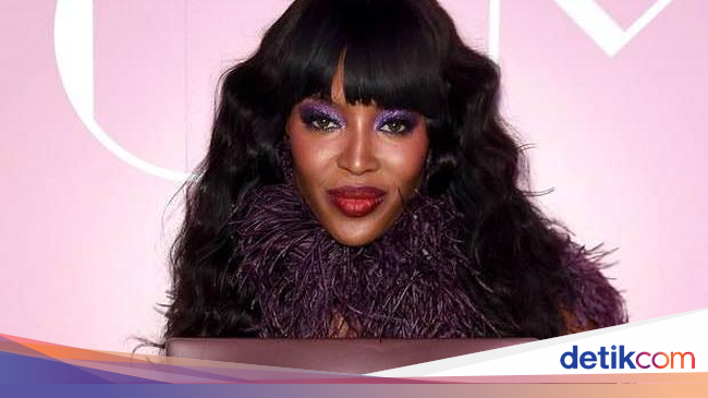 Naomi Campbell Rilis Buku dengan Bentuk Payudaranya 