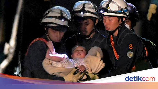 Momen Dramatis Saat Seorang Bayi Diselamatkan Dari Puing Gempa Jepang