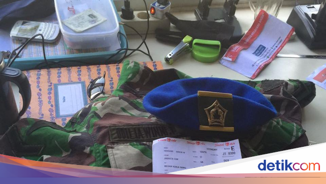 Berseragam TNI dan Bersandal Jepit  Wanita asal Jakarta 