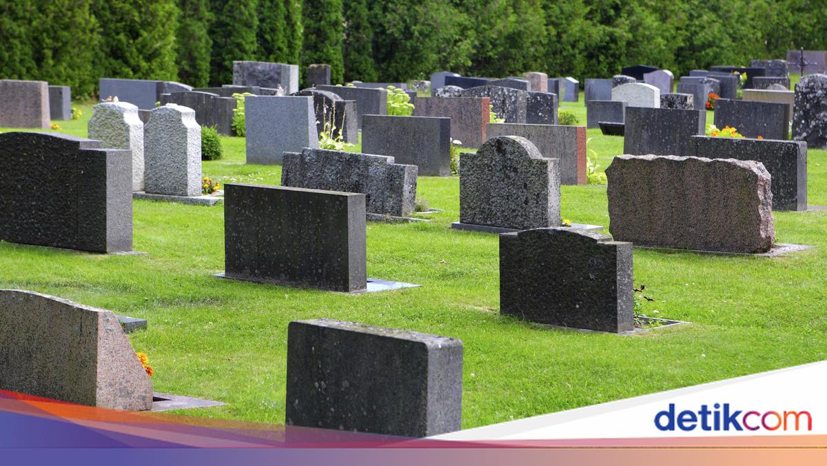 Menjadi tradisi di masyarakat Indonesia pada peringatan Hari Pahlawan, apa hukum ziarah ke makam pahlawan menurut pandangan Islam? 

Via: @detikHikmah