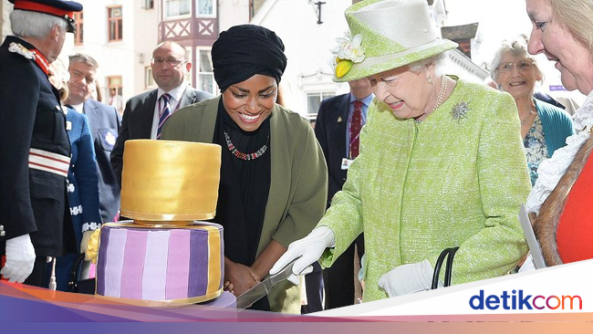 Foto: Saat Ratu Elizabeth II Potong Kue Ultah Buatan 