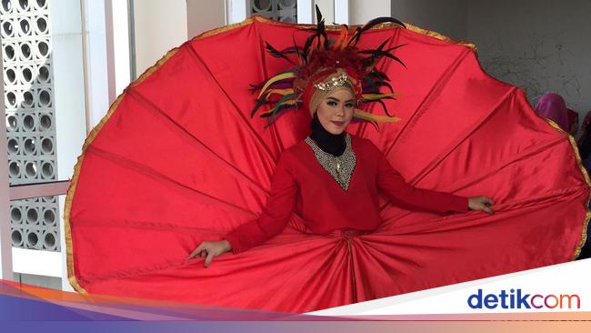 Hijabers Curi Perhatian Pakai Kostum  Merak  di Audisi 