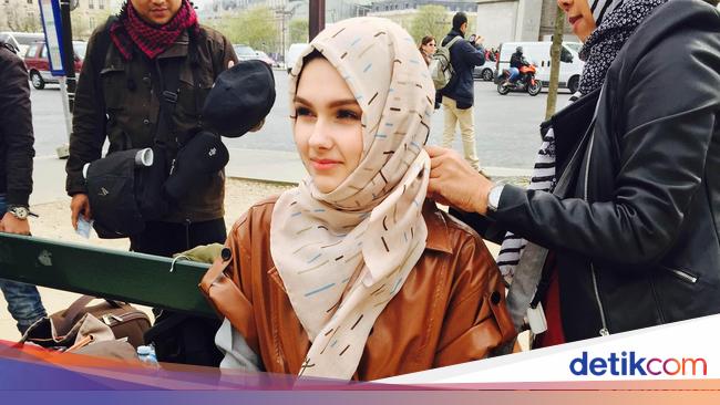 Foto Ketika Wanita Belanda Pakai Hijab Buatan Indonesia 