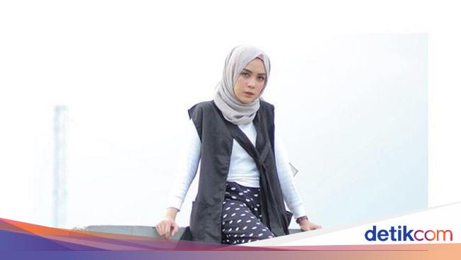 Foto: 5 Selebgram Hijab Tampil Monokrom di Wolipop OOTD ...