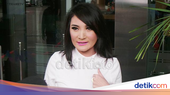 Kiki Amalia Setia Berada di Samping Jenazah Sang Ayah