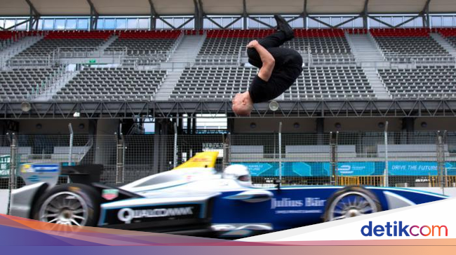 Ngeri Pria Ini Bersalto Lompati Mobil  Formula E yang  