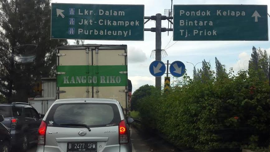 Tol JORR Ruas Cakung Arah Ke Tol Cikampek Macet, Banyak Pengendara Nyerah