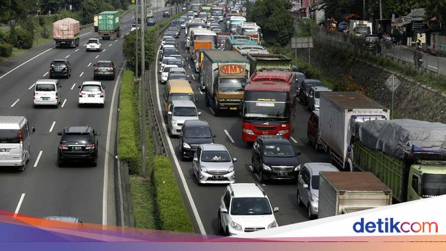  Truk  Besar Dilarang Masuk  Tol Cikampek Ini Dampak ke Arus 