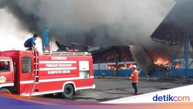 Pabrik Sandal New Era di Gresik Terbakar Pabrik Sandal New Era di Gresik Terbakar