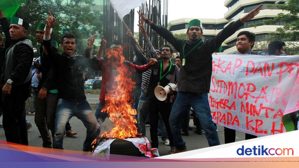 Api, Coretan dan Pecahan Kaca Saat Demo HMI di Gedung KPK