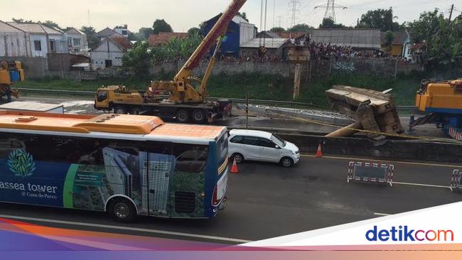 Penampakan Bongkahan JPO yang Masih Menutup Ruas Tol BSD Penampakan Bongkahan JPO yang Masih Menutup Ruas Tol BSD