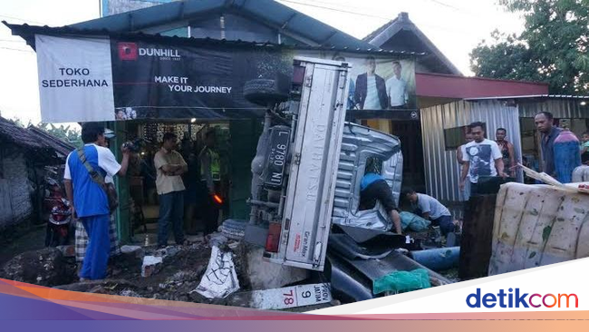 Pikap Muat Ikan  Gurami Terguling Usai Tabrak Ruko Sopir 