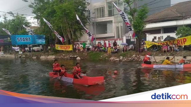 Warga Peringati HUT Kota  Surabaya  dengan Lomba Perahu 