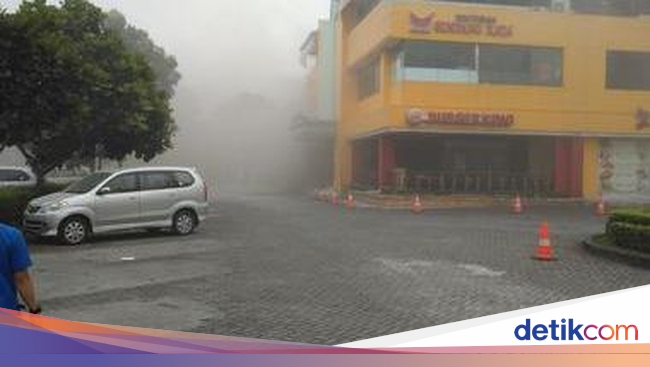 Kebakaran di Restoran Cepat Saji di Rest Area Cibubur Kebakaran di Restoran Cepat Saji di Rest Area Cibubur