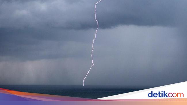 Fakta atau Mitos Main HP Waktu Hujan Bisa Tersambar Petir Fakta atau Mitos Main HP Waktu Hujan Bisa Tersambar Petir