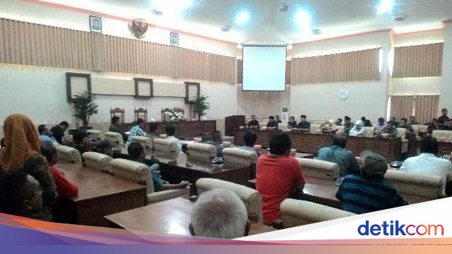 Tolak Pembangunan Pabrik Semen Warga iBulusani Wadul DPRD 