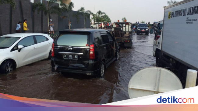Mobil yang Terendam Air Laut Semalaman Kini Ditarik Mobil 
