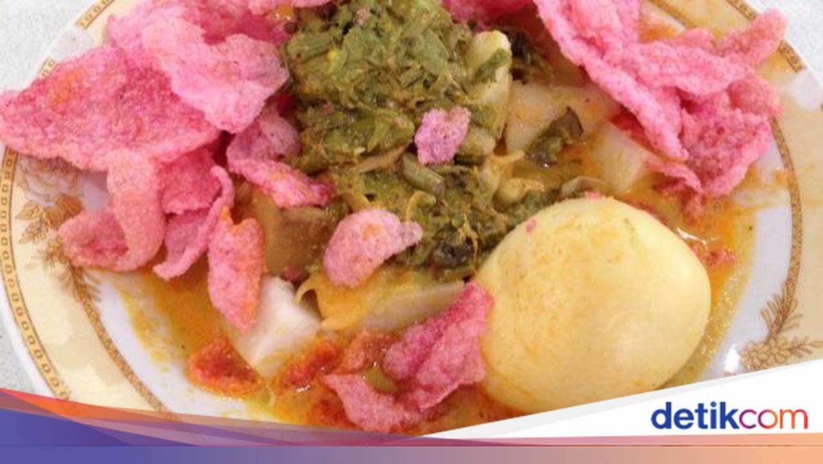 Orang Minang Makan Katupek Hingga Rendang Hitam Saat Lebaran
