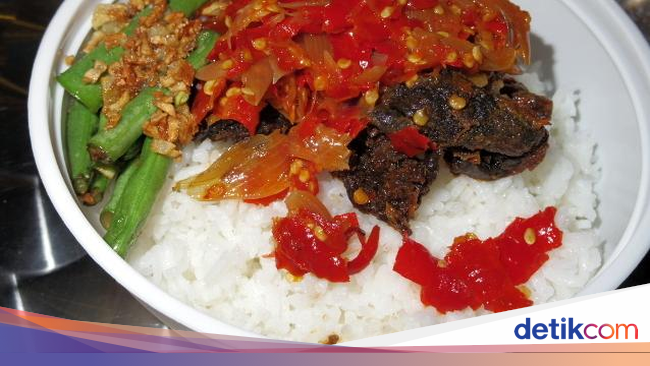 Enaknya Menikmati Pedas Renyah Dendeng Balado di Tempat Ini