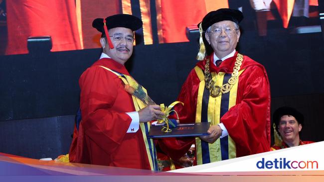 Cara Menulis Gelar Yang Benar Cara Penulisan Gelar yang Benar dan Contoh Penulisannya