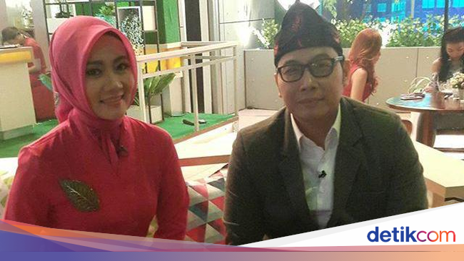 Foto Gaya Hijab Simpel Istri  Walikota Bandung Ridwan  