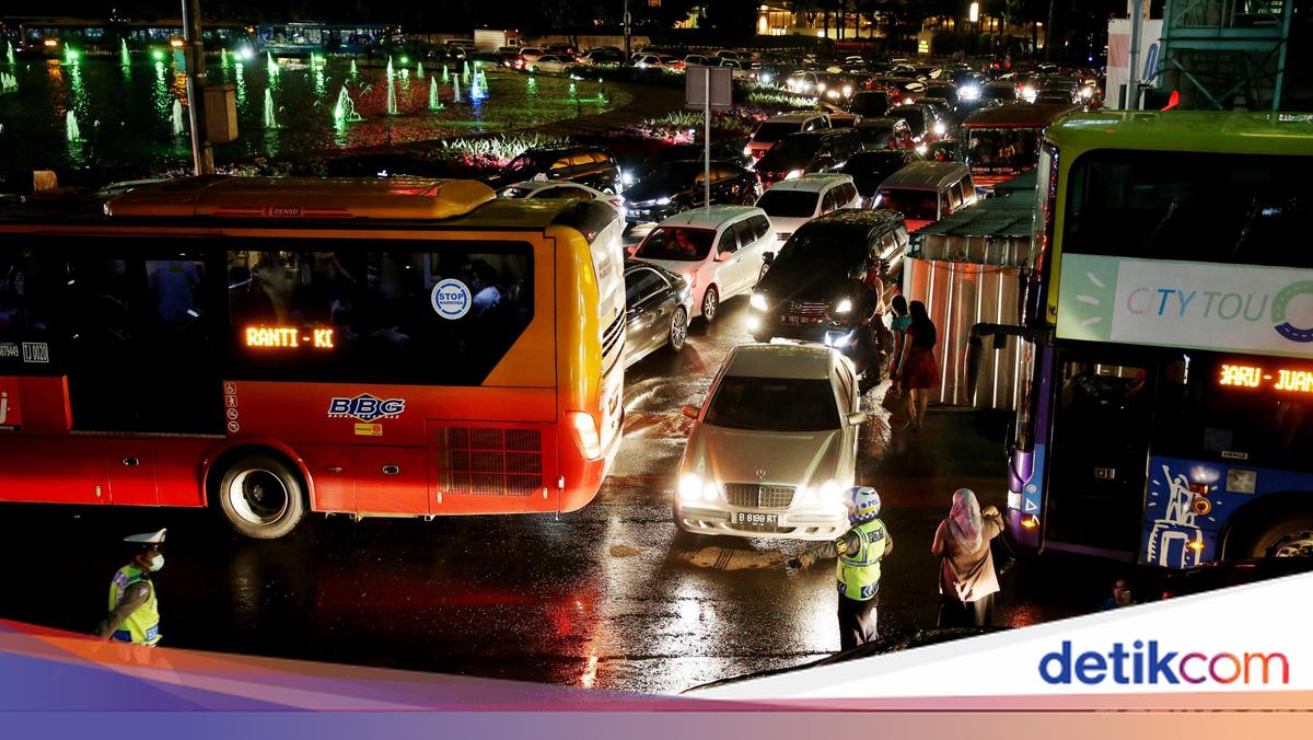Komunitas Motor Parkir Tutup Jalan di Thamrin, Langsung Dibubarkan Polisi