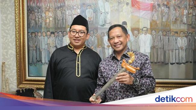 Kunjungi Fadli Zon Library Komjen Tito Dapat Kenang Kenangan Keris Sumatera