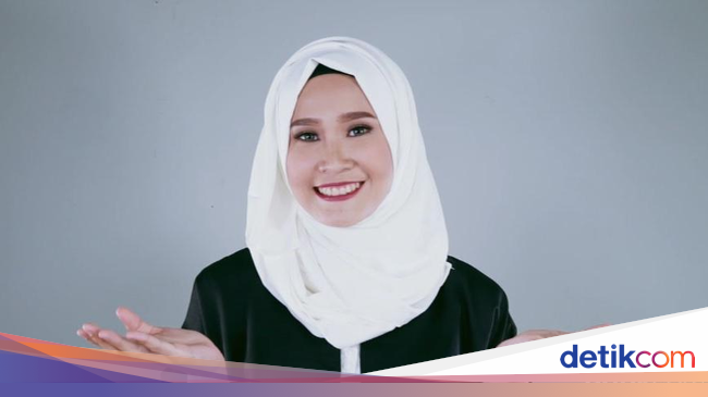 Tutorial Hijab dengan Kerudung Putih untuk Lebaran Hari 