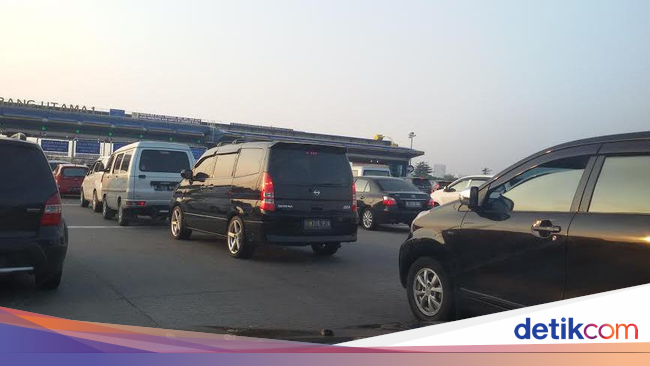 Tol Jakarta Cikampek Padat Jelang Pintu Tol Cikarang Utama Tol Jakarta Cikampek Padat Jelang Pintu Tol Cikarang Utama