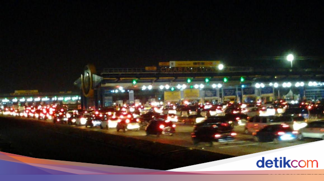 Arus Balik ke Jakarta Antrean Panjang Terjadi di Pintu Arus Balik ke Jakarta Antrean Panjang Terjadi di Pintu