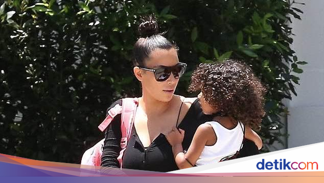 Penampilan Kim Kardashian Pakai Sandal  Bulu  Musang Seharga 