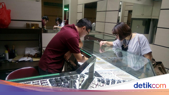Masyarakat Ramai Beli Cincin Kawin Omzet Penjual Emas Masyarakat Ramai Beli Cincin Kawin Omzet Penjual Emas