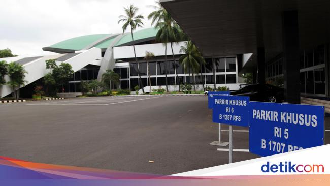 Sejumlah Anggota DPR Ngantor Naik Mobil Berpelat Sipil Hari Ini